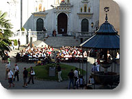 Turisti alla Riserva del Sacro Monte di Varallo